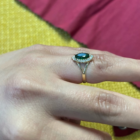 10k gold ring with cubic zirconia - Picture 2 of 2